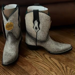 New with tags: Corral ankle boots, LD fur & Conchos size 7 M
